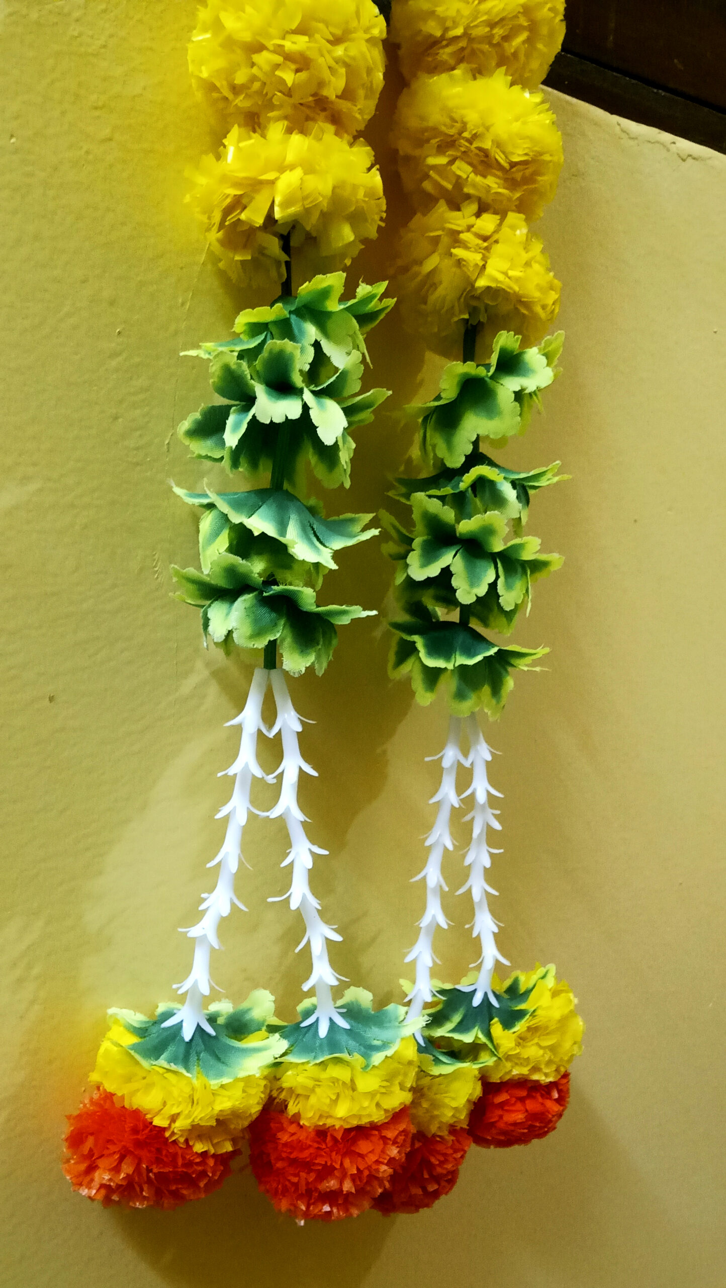 5 Feet' Marigold Fusion with Green Leaf | Floral Decoration | Main Door, Wedding, Diwali, Puja, Home Decor - Image 3